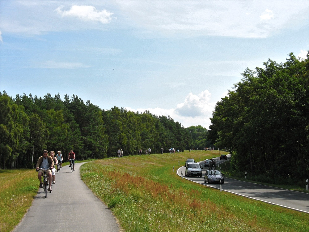 auf dem Deich, in Richtung Zingst